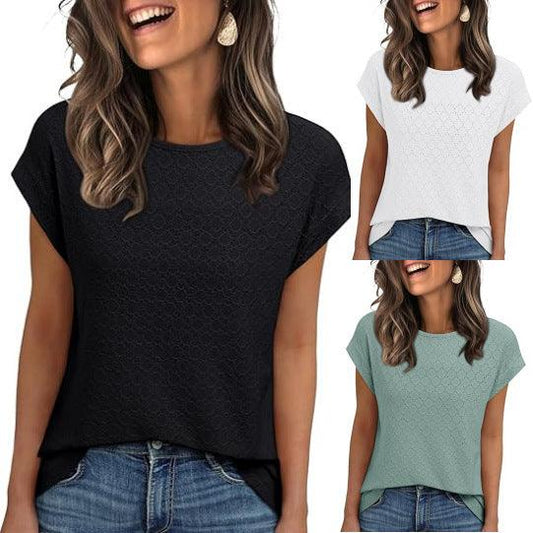 رقبة دائرية وأكمام قصيرة