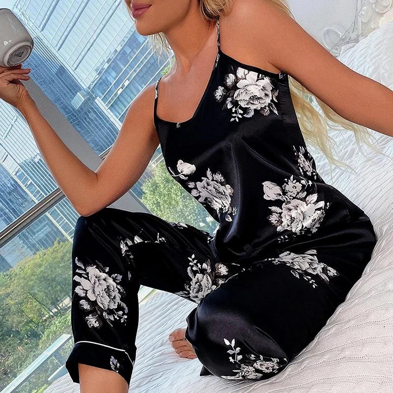 طقم بيجامة نوم نسائية صيفي أنيق من الساتان بطبعة زهور ورقبة على شكل حرف V بدون ظهر