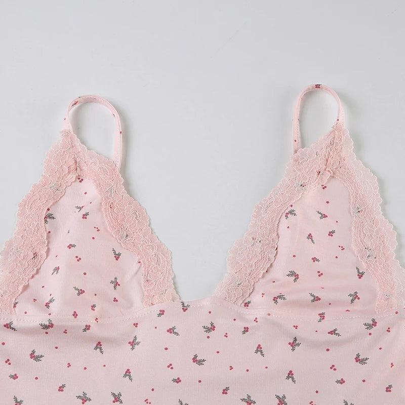 طقم نسائي بسيط وعصري بطبعة زهور مكون من قميص داخلي وبنطلون قصير