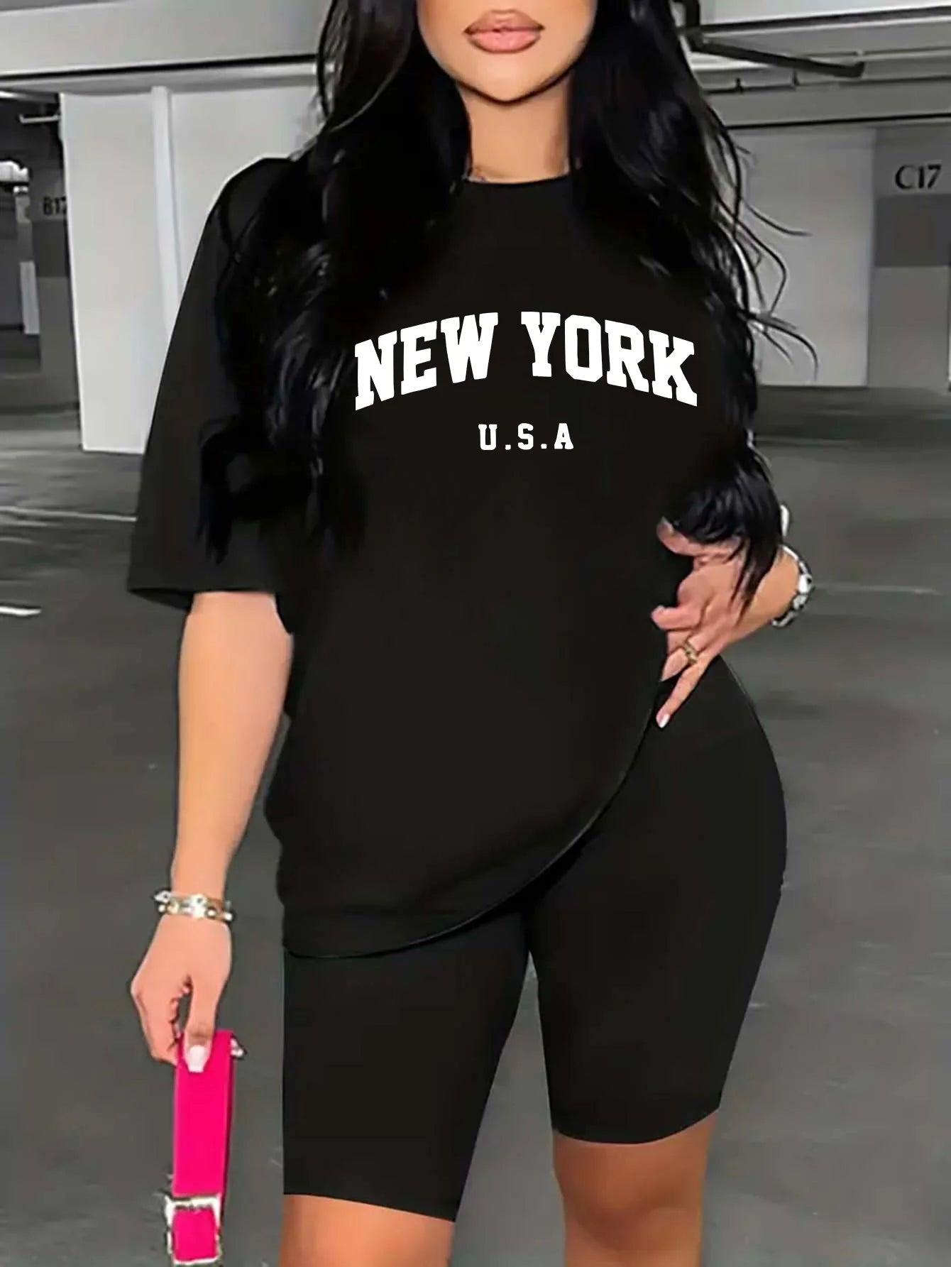 طقم ملابس رياضية من قطعتين: تيشيرت بأكمام قصيرة وطبعة "نيويورك" مع شورت رياضي للجري