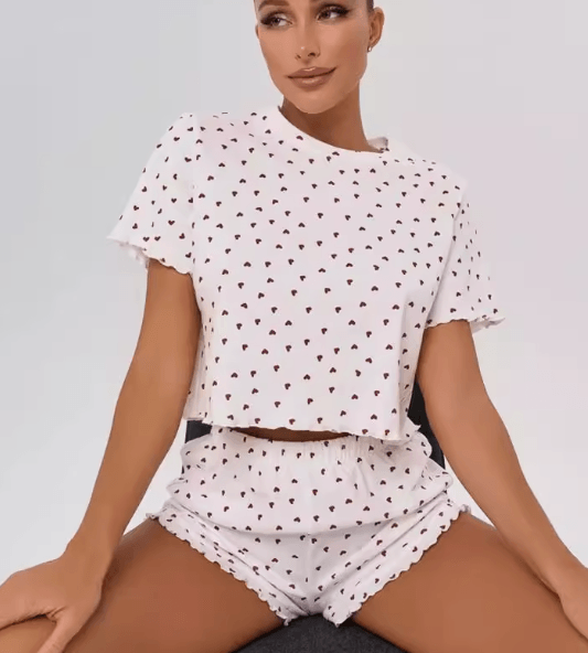 امرأة ترتدي قميصًا قطنيًا قصير الأكمام مكونًا من قطعتين وسروالًا قصيرًا